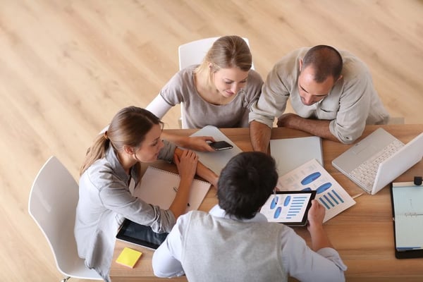 Sur cette photo, un groupe de travail.