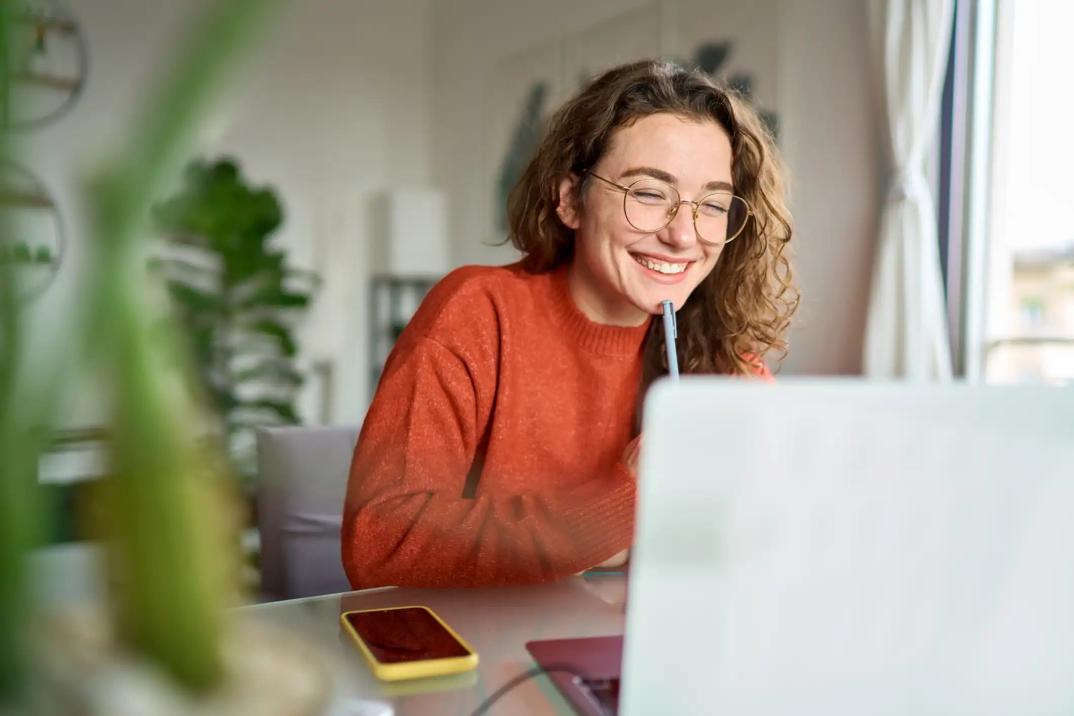 Sur la photo, une personnes faisant du télétravail