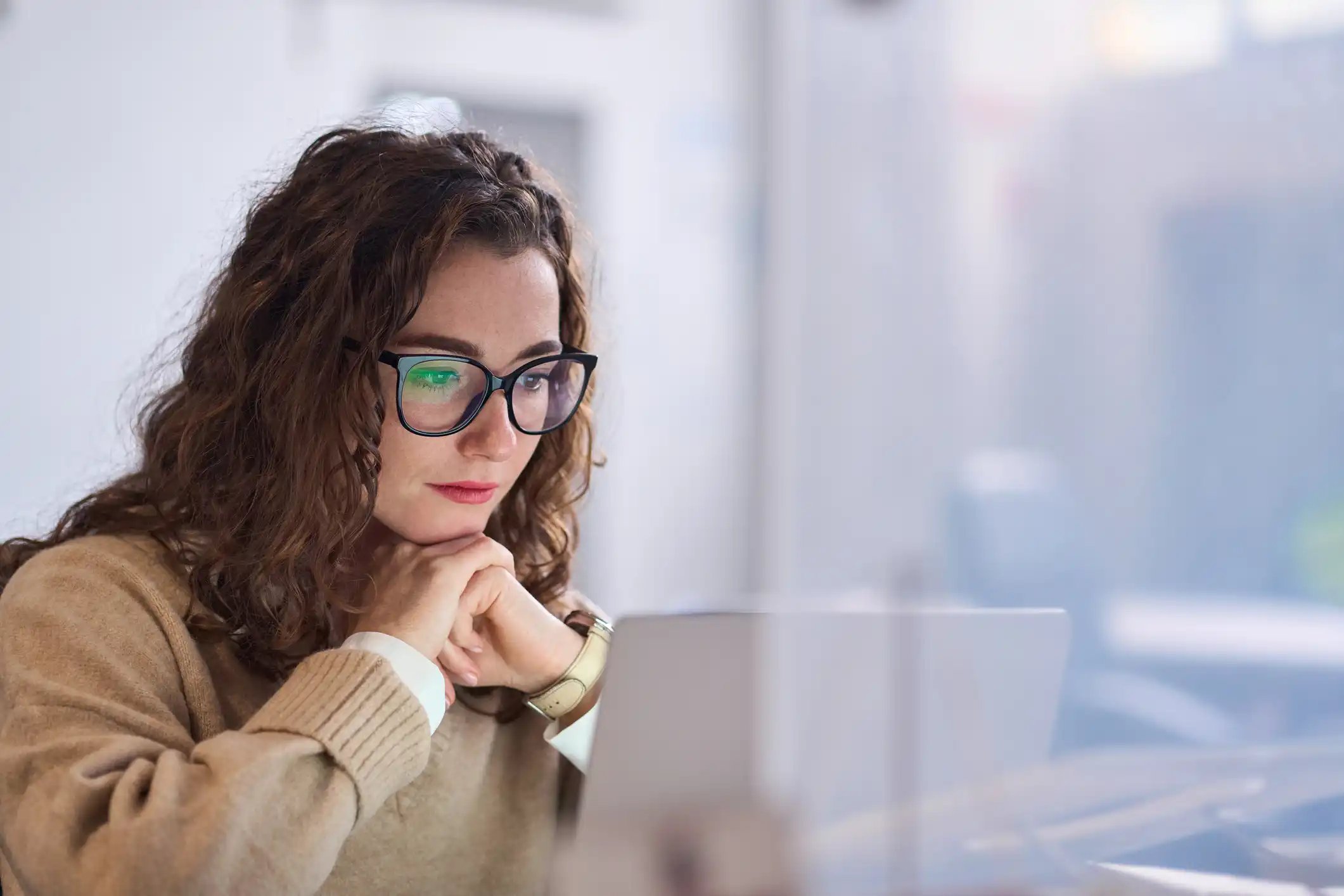 Une femme qui suit une formation sur un ordinateur