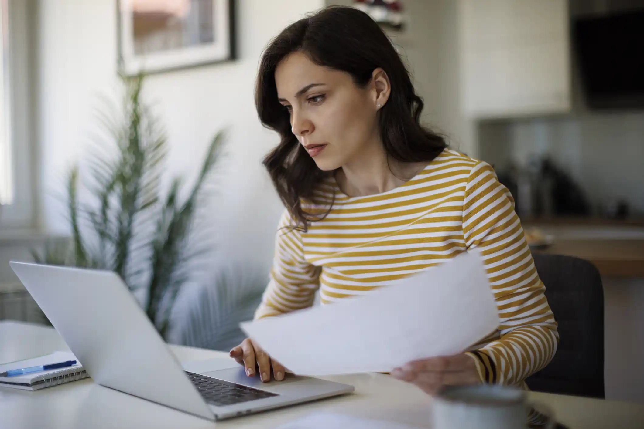 Une femme recherche des mots-clés sur son ordinateur