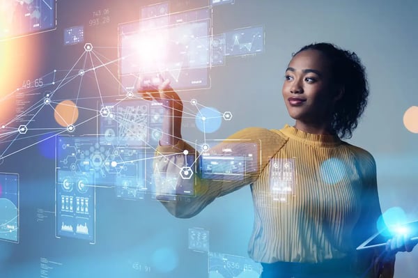 Sur la photo, une femme image sa stratégie digitale pour l'année 2024