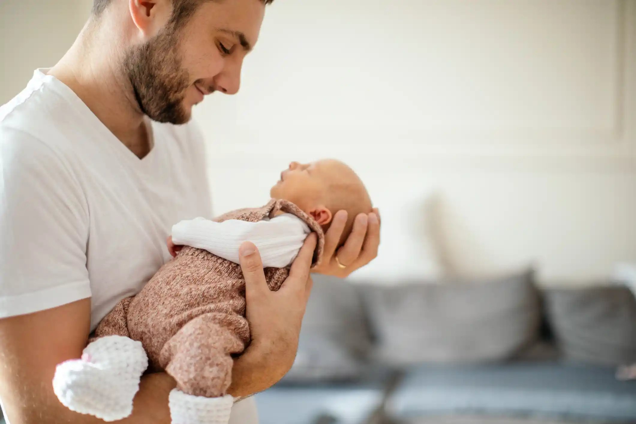 Photo d'un père et de son bébé pour illustrer le congé parental